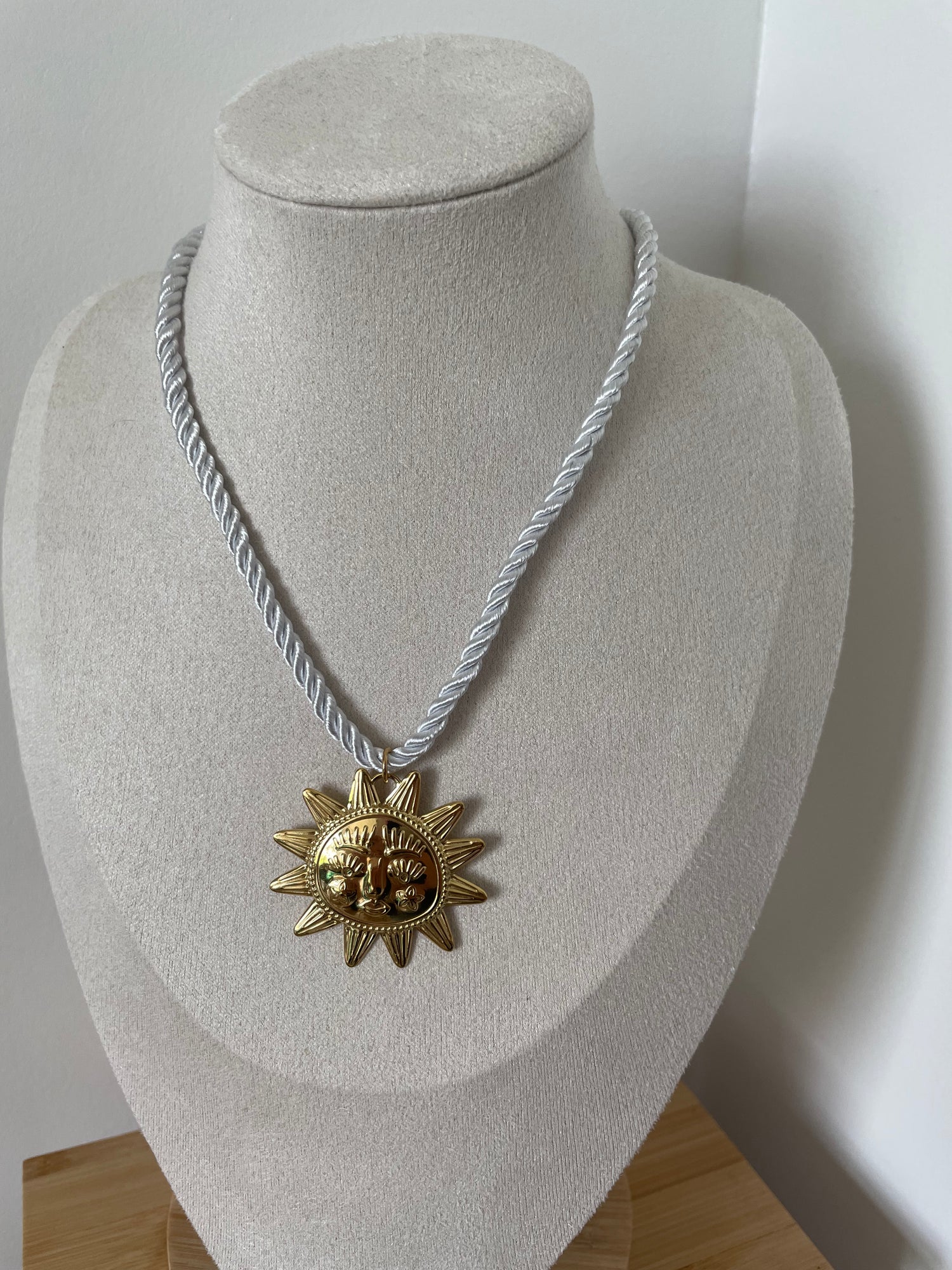 Collier ficelle soleil blanc