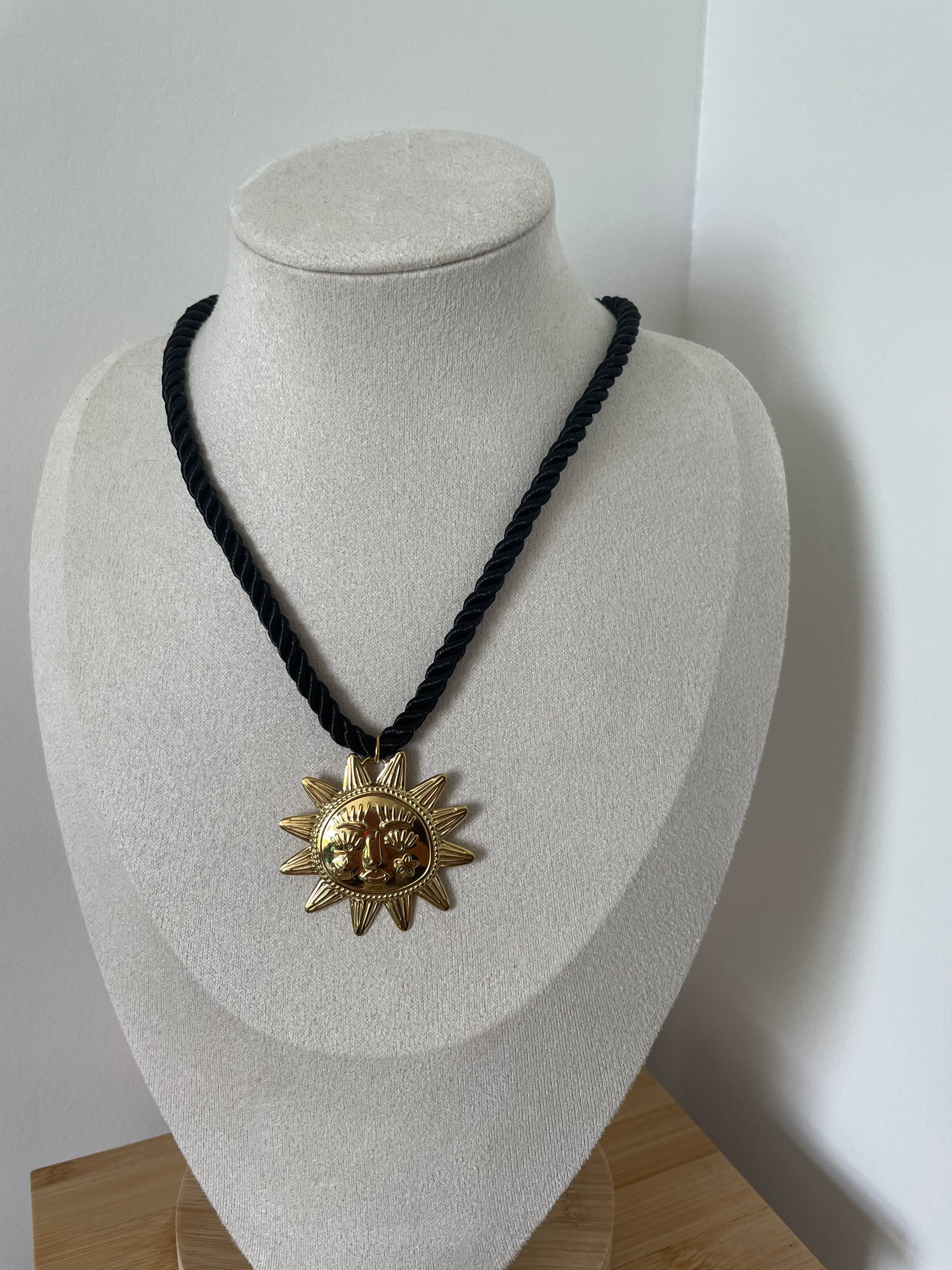 Collier ficelle soleil noir