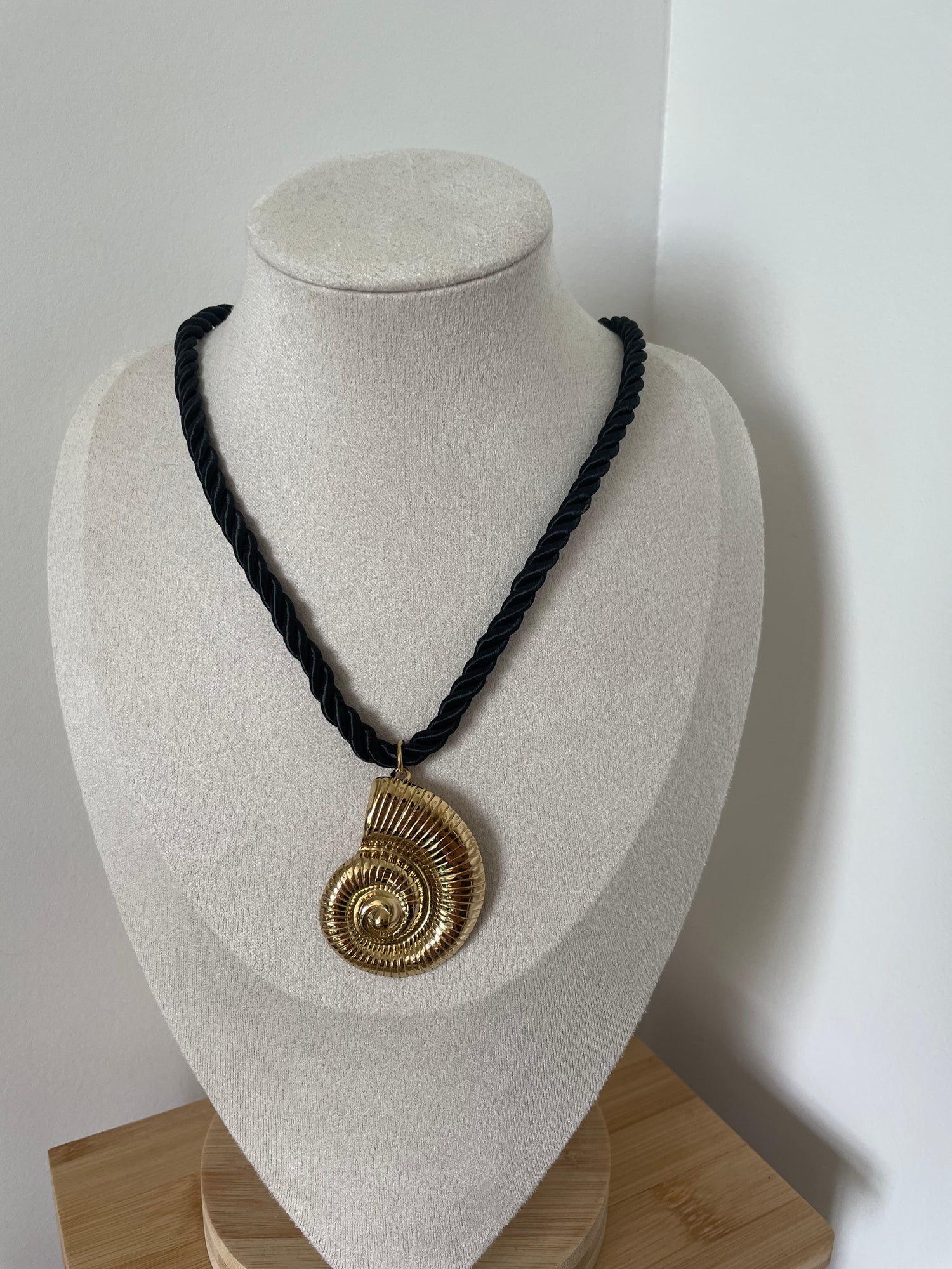 Collier ficelle coquillage noir