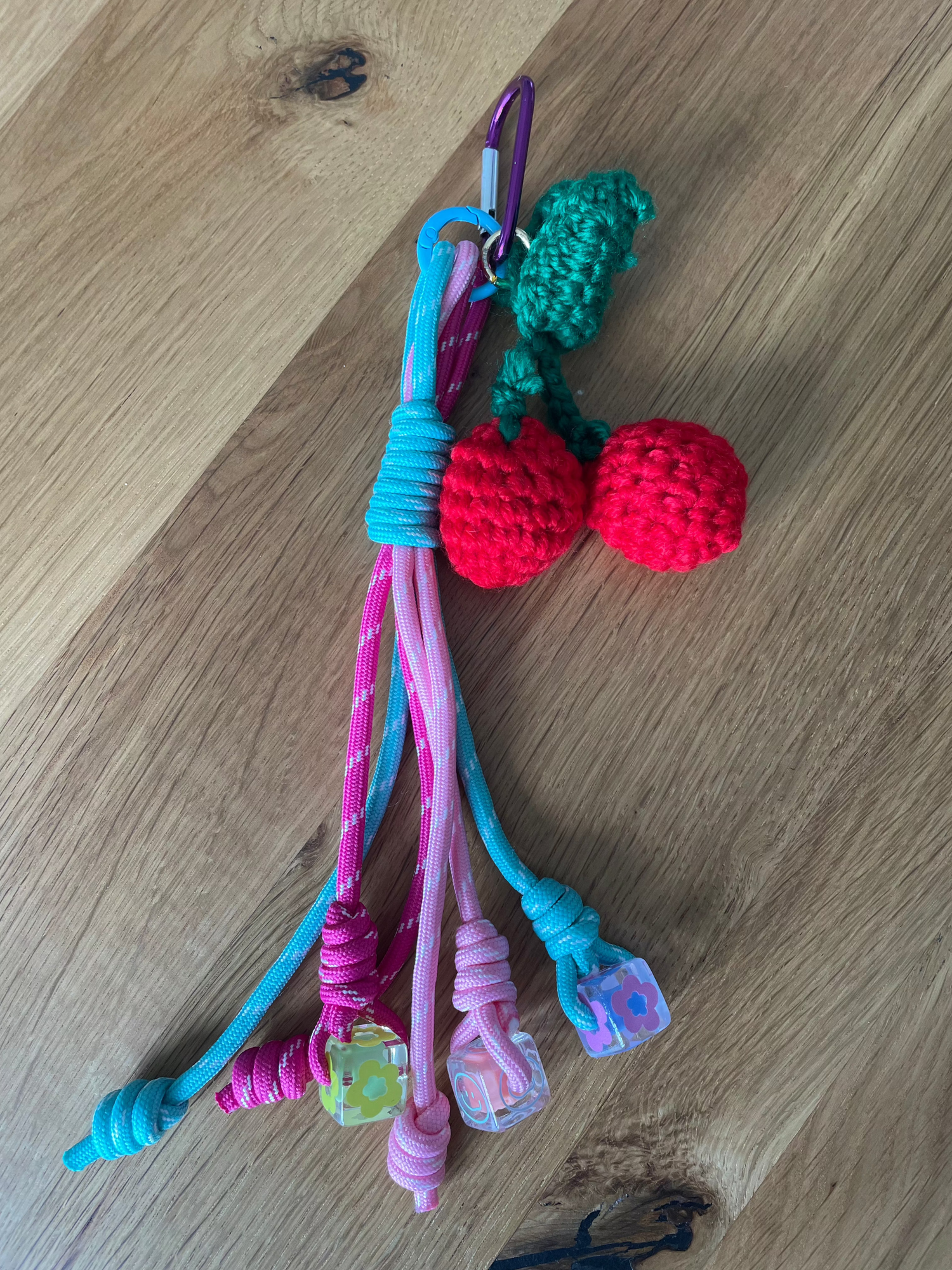 Bijou de sac cerise